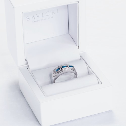 Pierścionek SAVICKI: białe złoto, niebieskie szafiry, diamenty